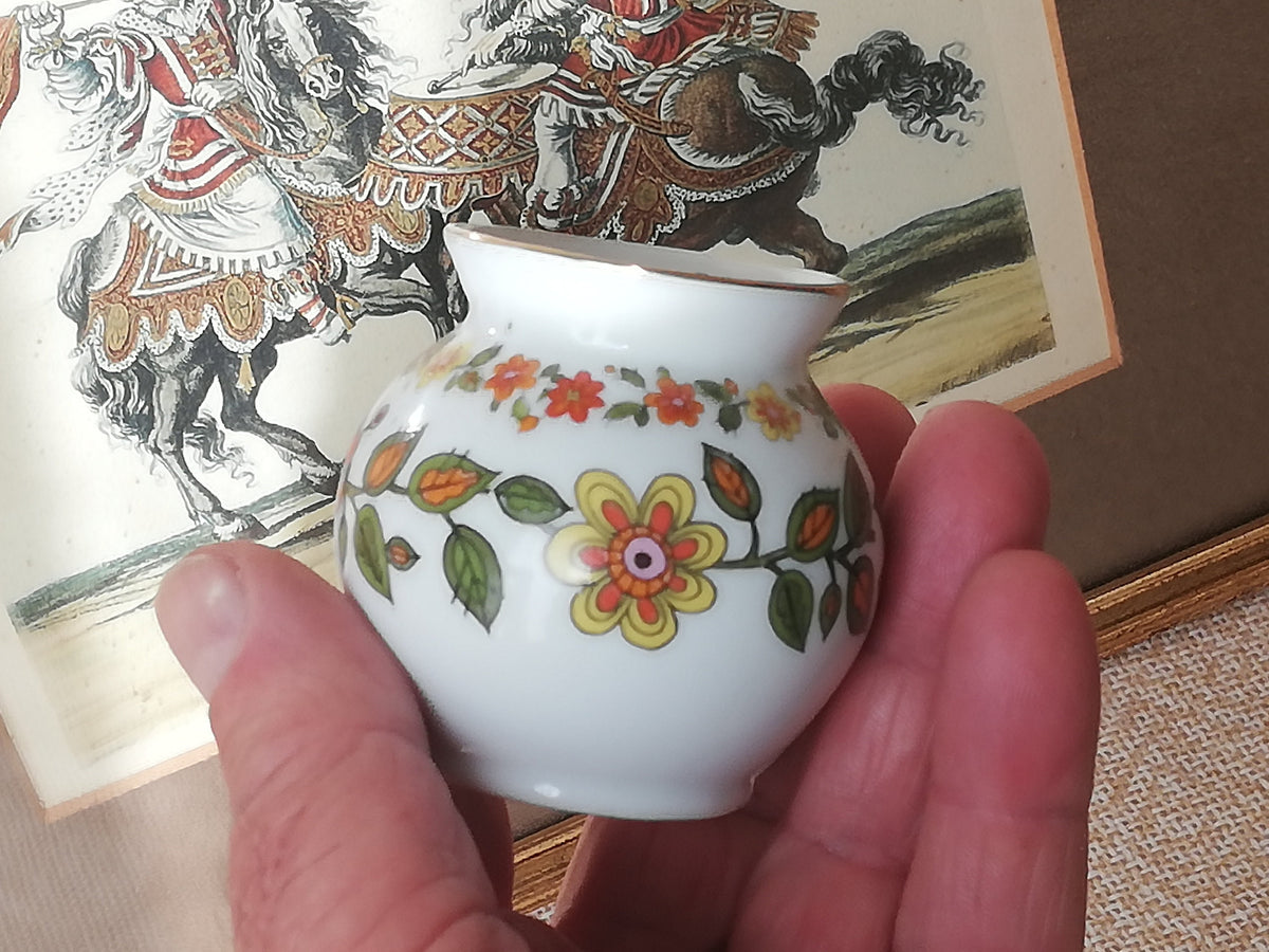 Small porcelain vase from Brazil, Porcelana Schmidt Brasil