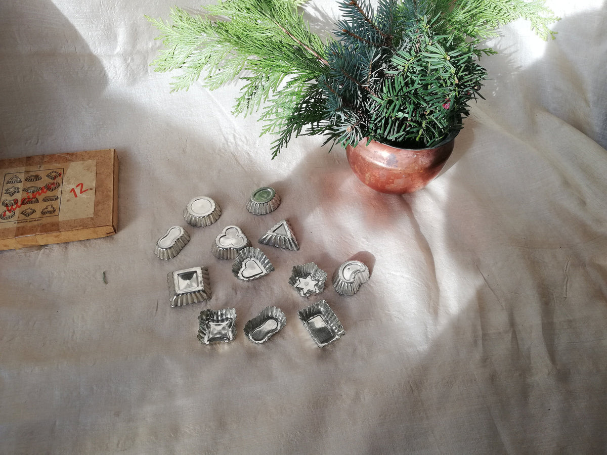 Originalschachtel aus altem Karton mit Metallklammern