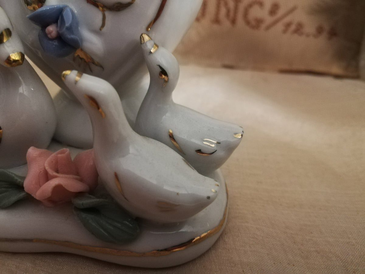 Herzförmige Öffnung der Porzellanschale im Detail