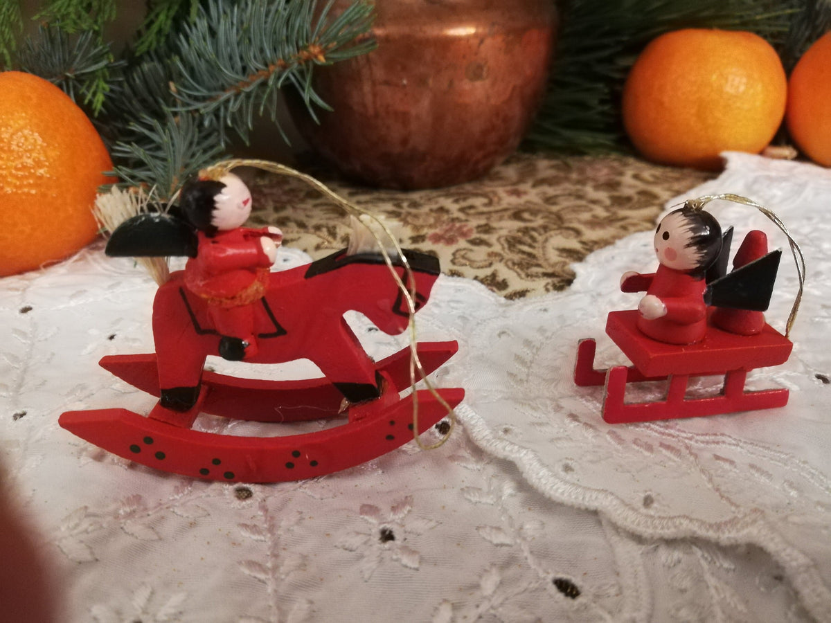 Holzfiguren aus der Packung genommen