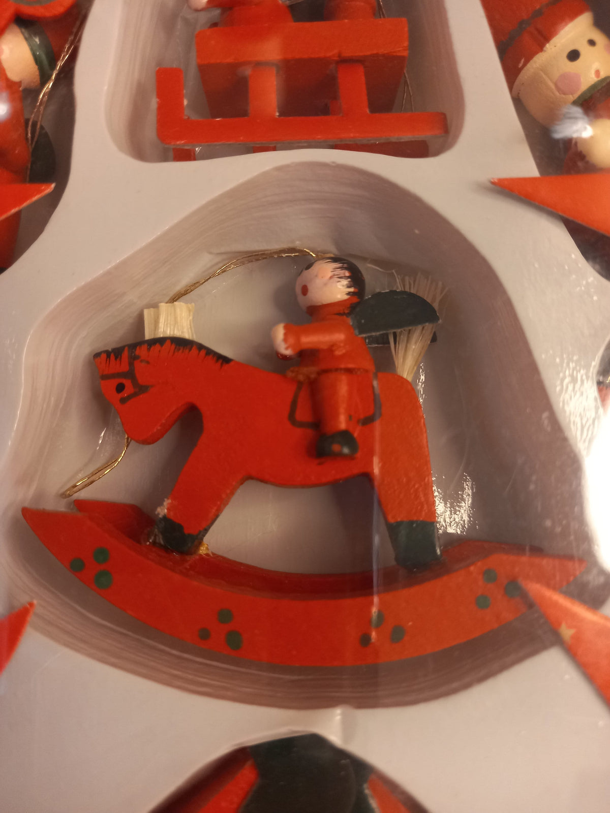 Zweite bemalte Holzfigur