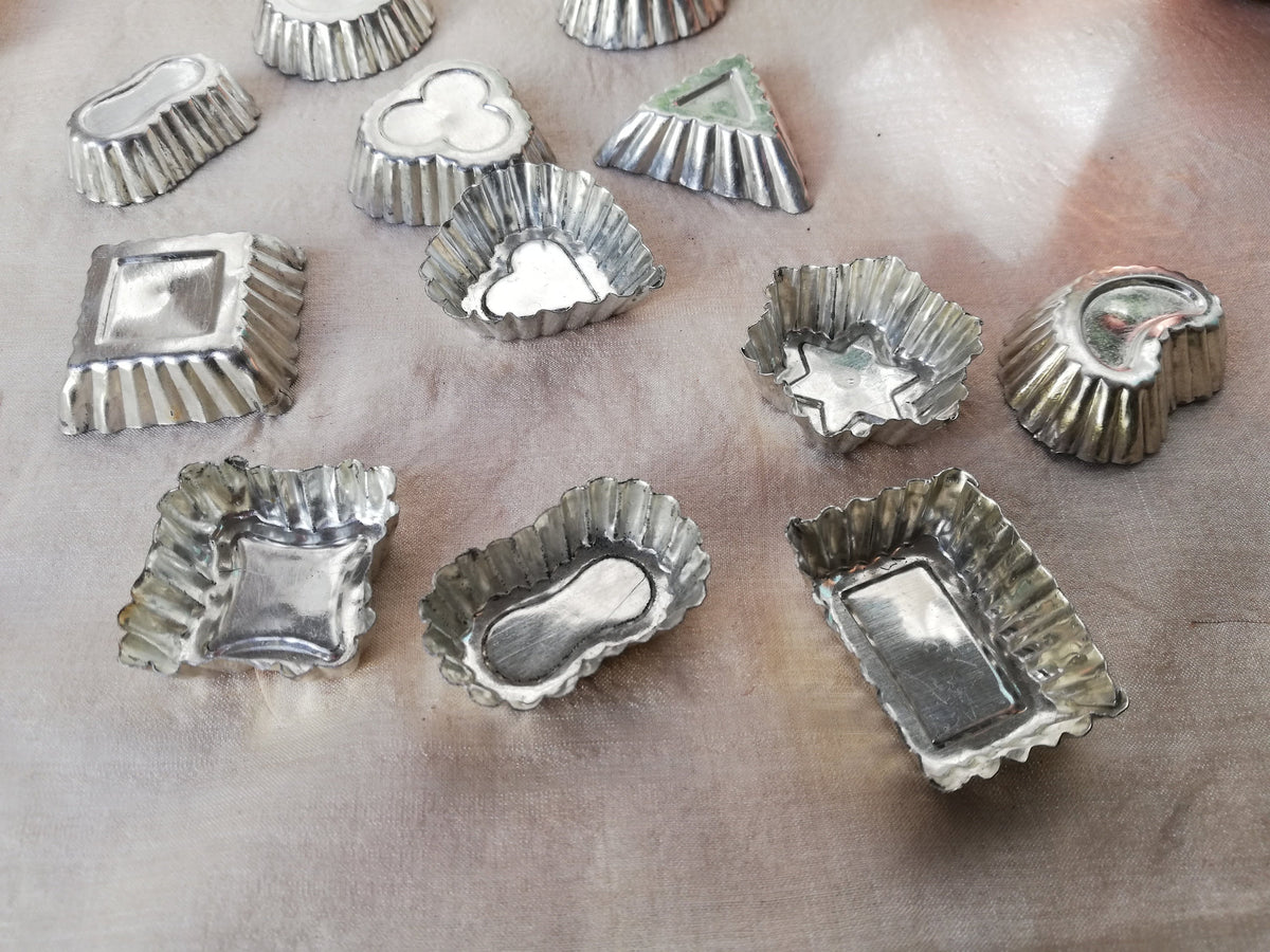 Detail einzelner Motive der versilberten Ausstechformen