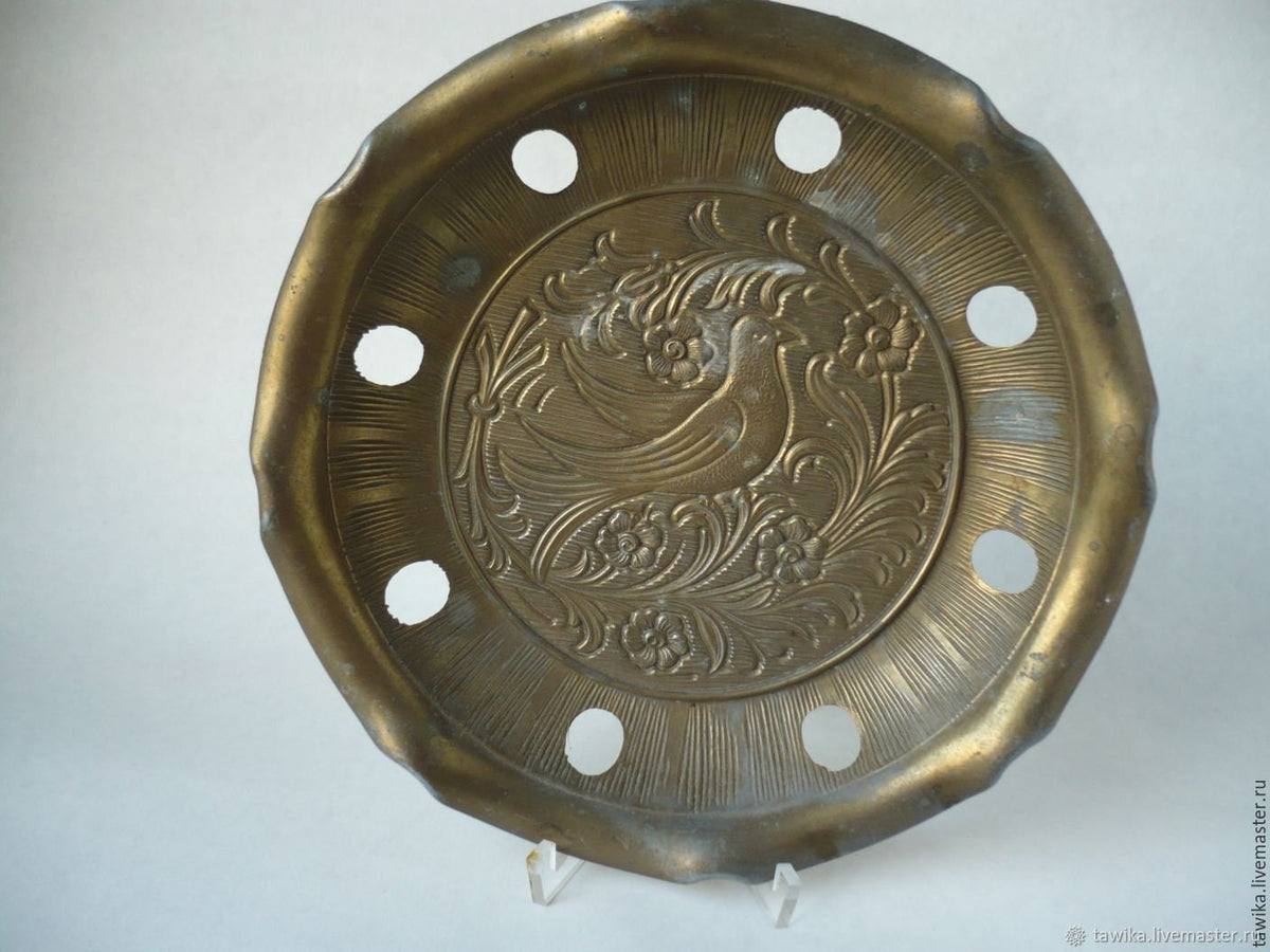 Kupferteller mit Taube und Blumenrelief, Gesamtansicht