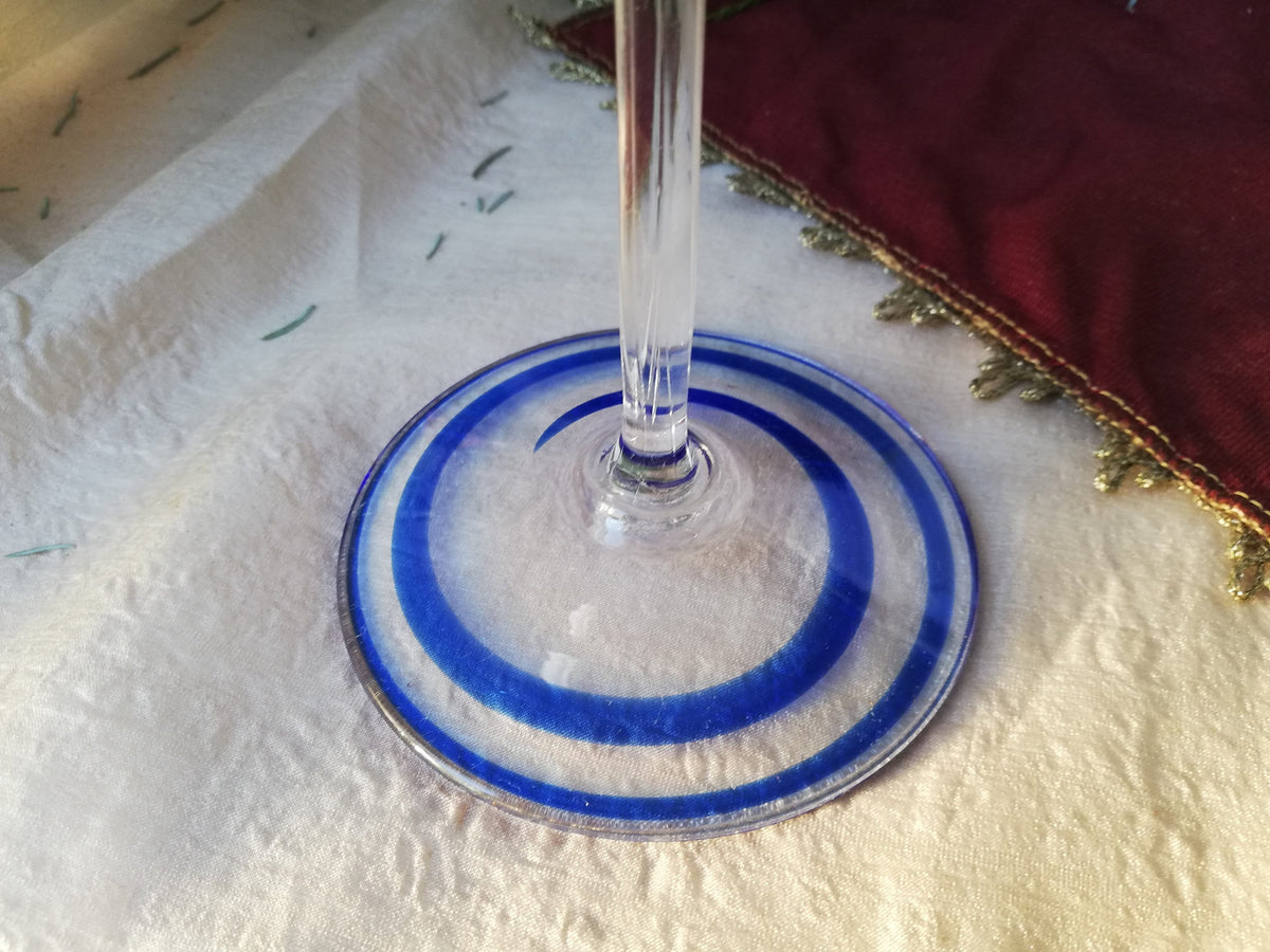 Seitenansicht des 27 cm hohen Böhmischglas-Leuchters