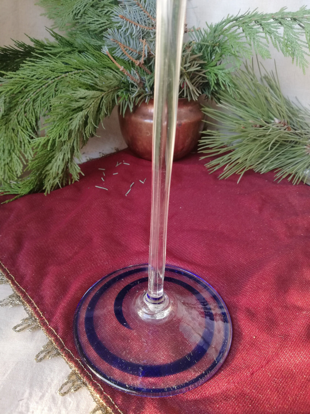 Langer, schlanker Schaft des Kerzenständers