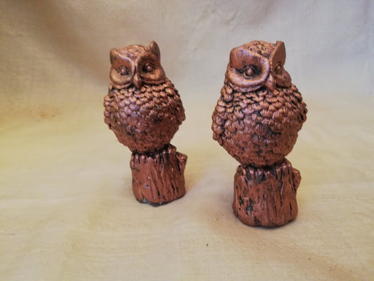 Zwei dekorative Eulenfiguren aus Hartplastik, bronzefarben – Gesamtansicht, Vintage Österreich 1980er