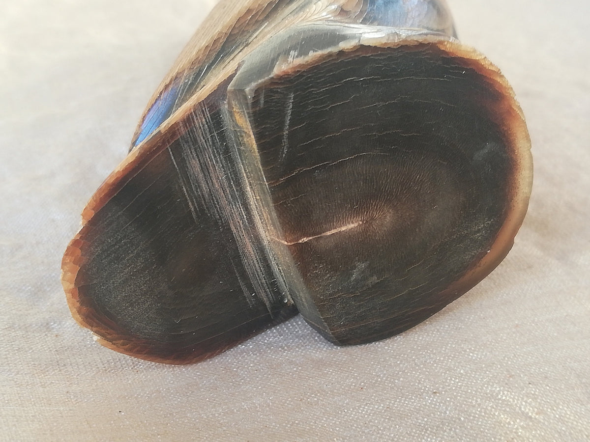 Unterseite der 6 cm hohen Eulenfigur