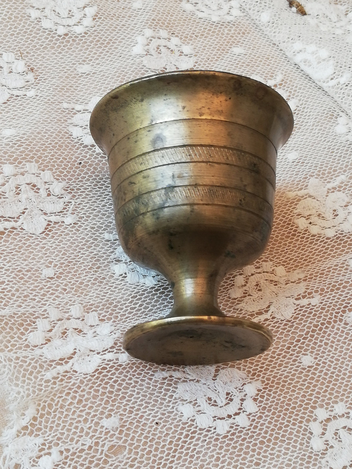 Standfuß der Schale mit 3,4 cm Durchmesser