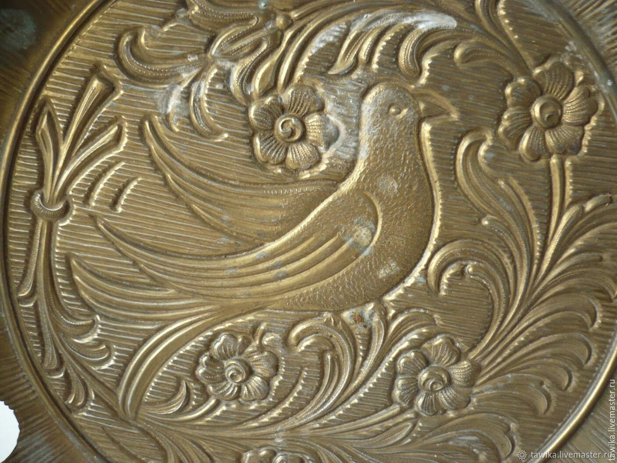 Taubenmotiv im Zentrum des Kupfertellers im Detail