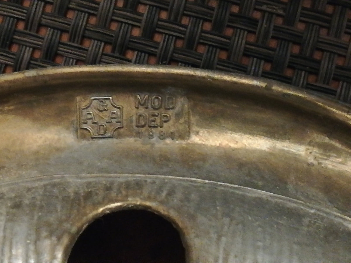 Kupferner Wandteller als Deko in der Landhausküche
