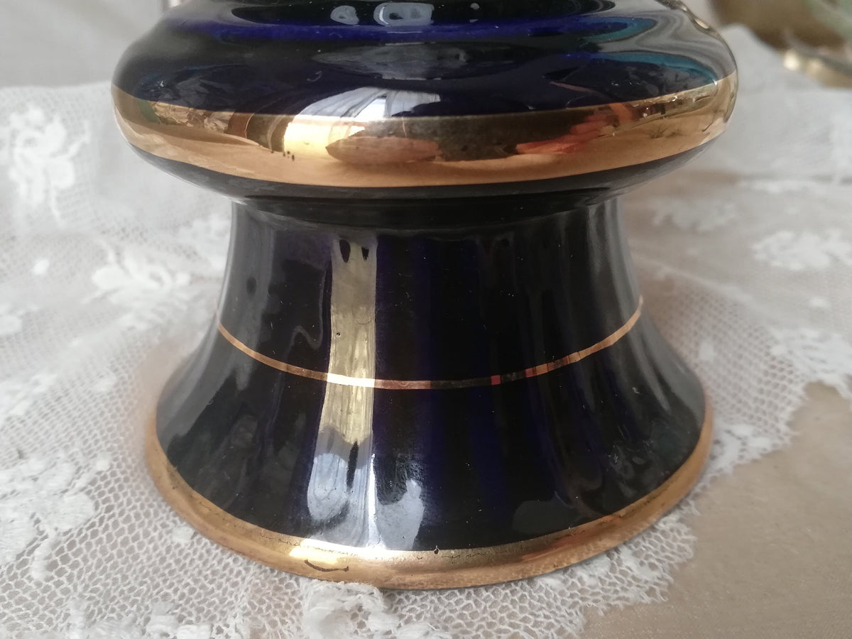 Vergoldeter Ring am Standfuß der Vase