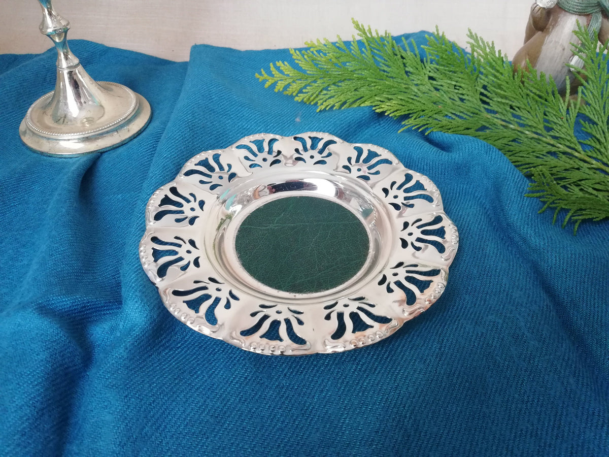 Versilberter Flaschenuntersetzer mit Blumenprägung und Ledereinlage – Gesamtansicht, Vintage Österreich 1980er
