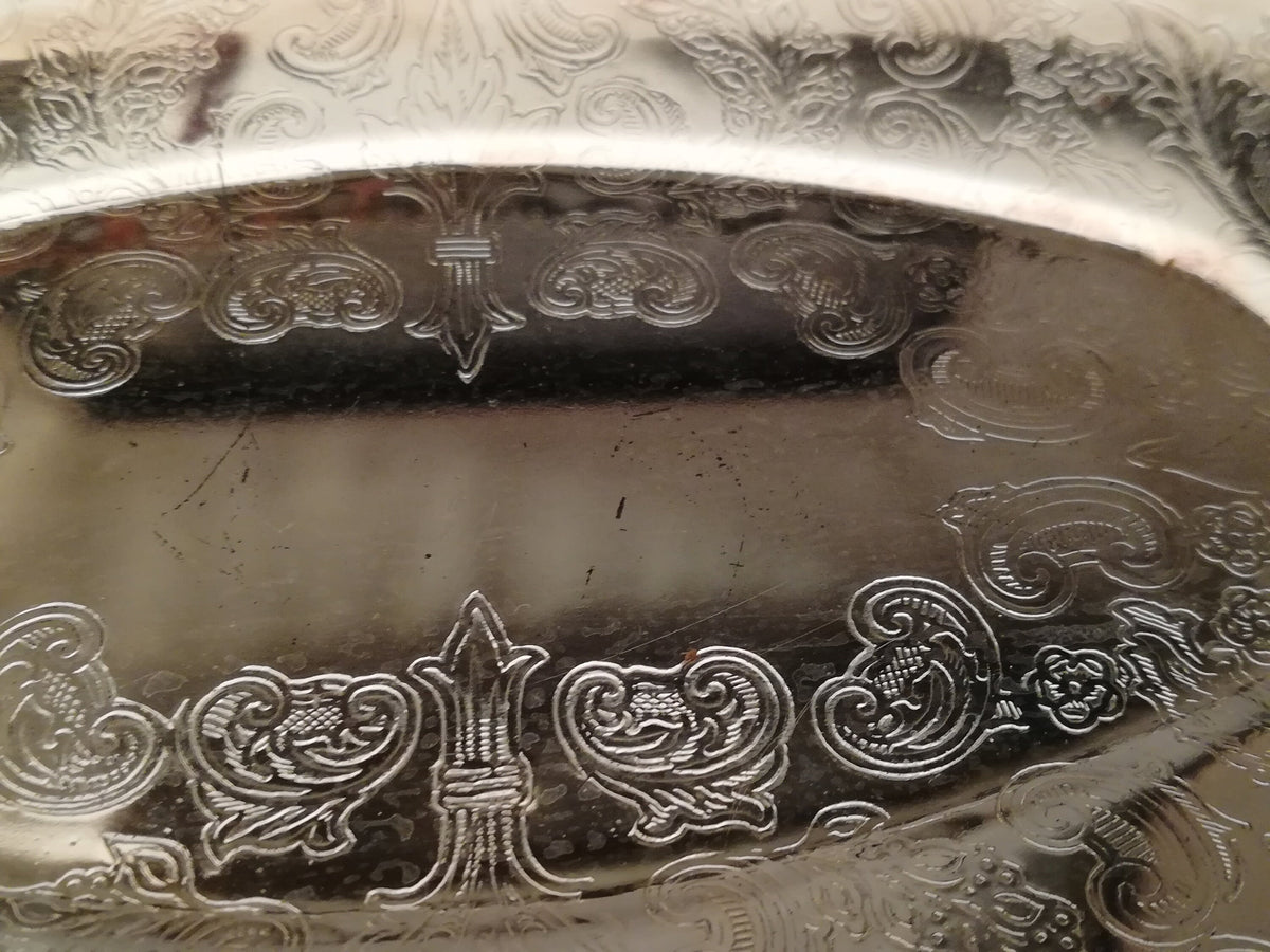Spiegelnde Oberfläche der versilberten Schale