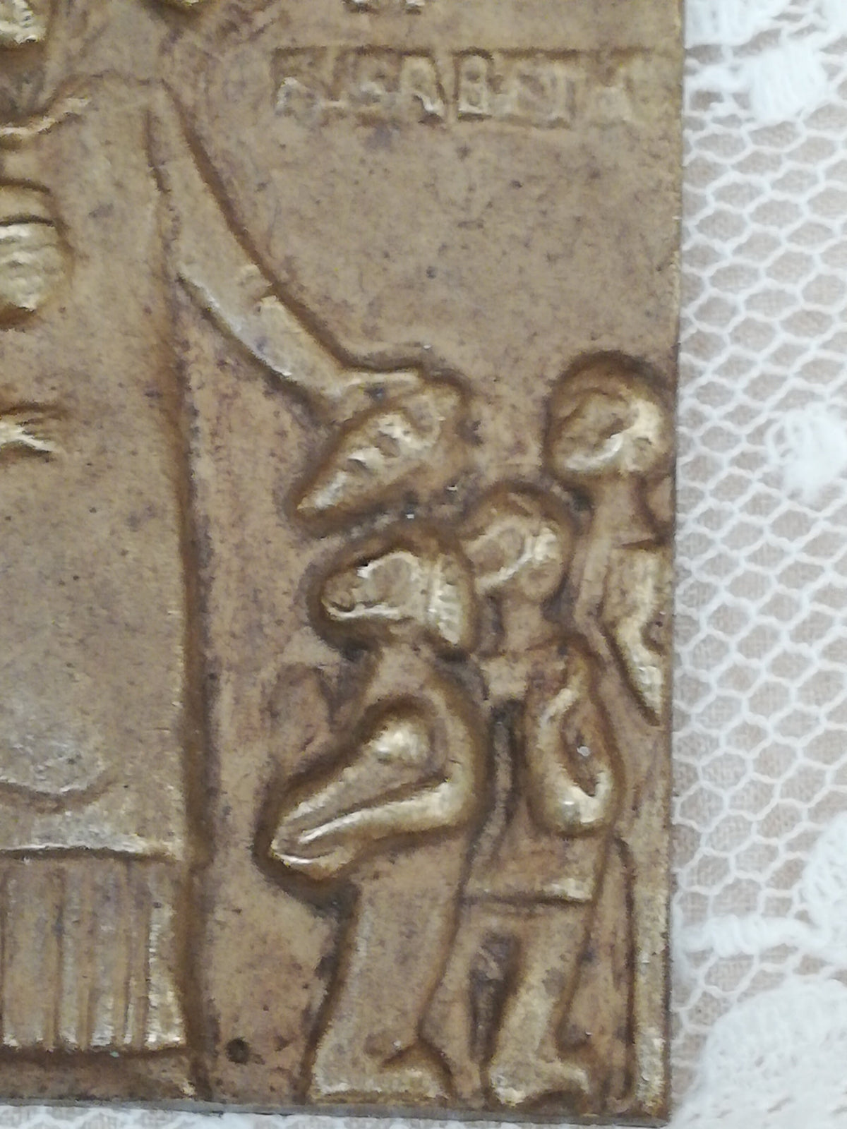 Brot für die Hungernden in der linken Hand