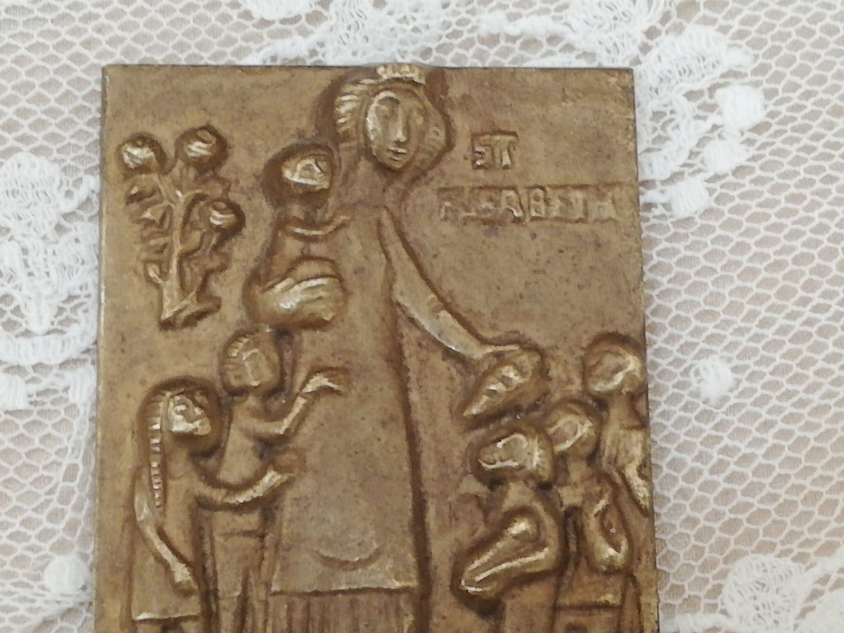Seitenansicht des Reliefs