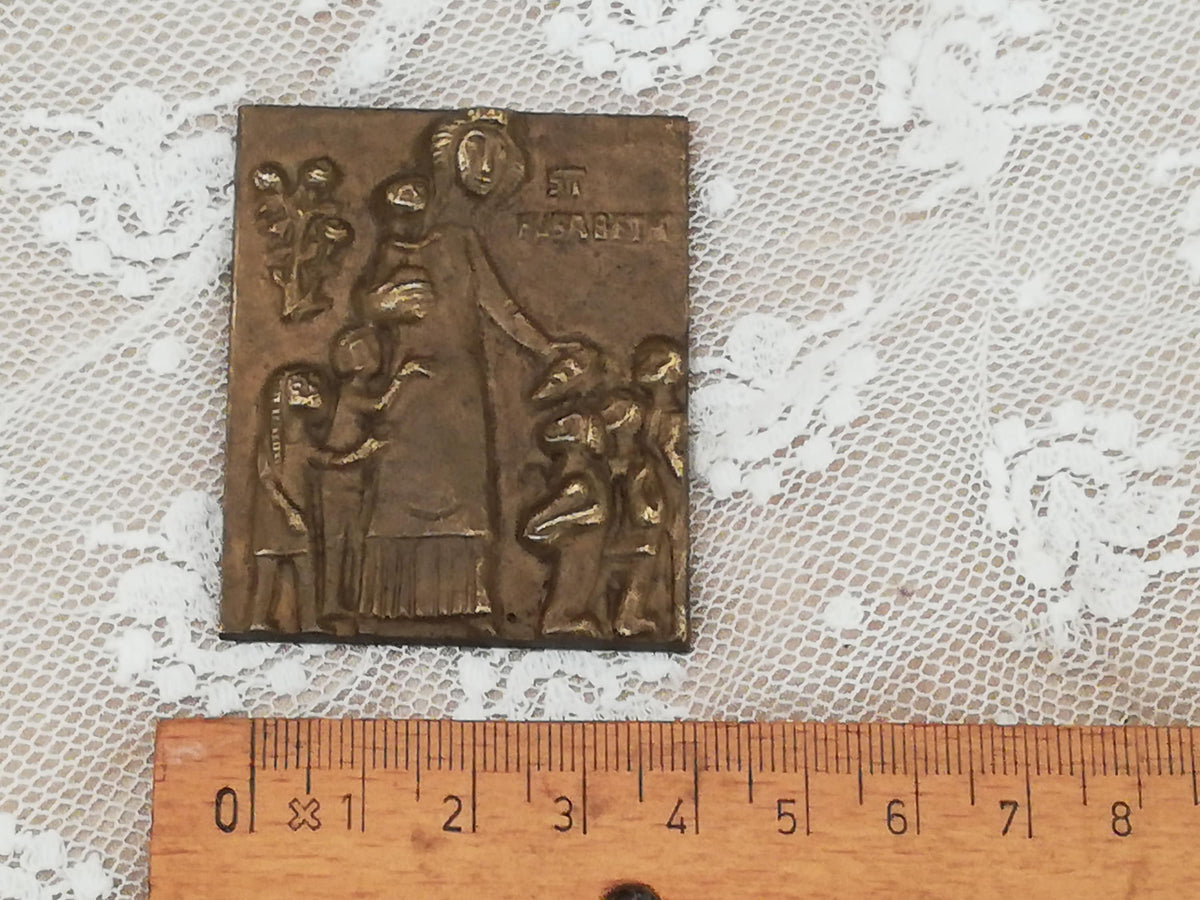Messingrelief von schräg oben