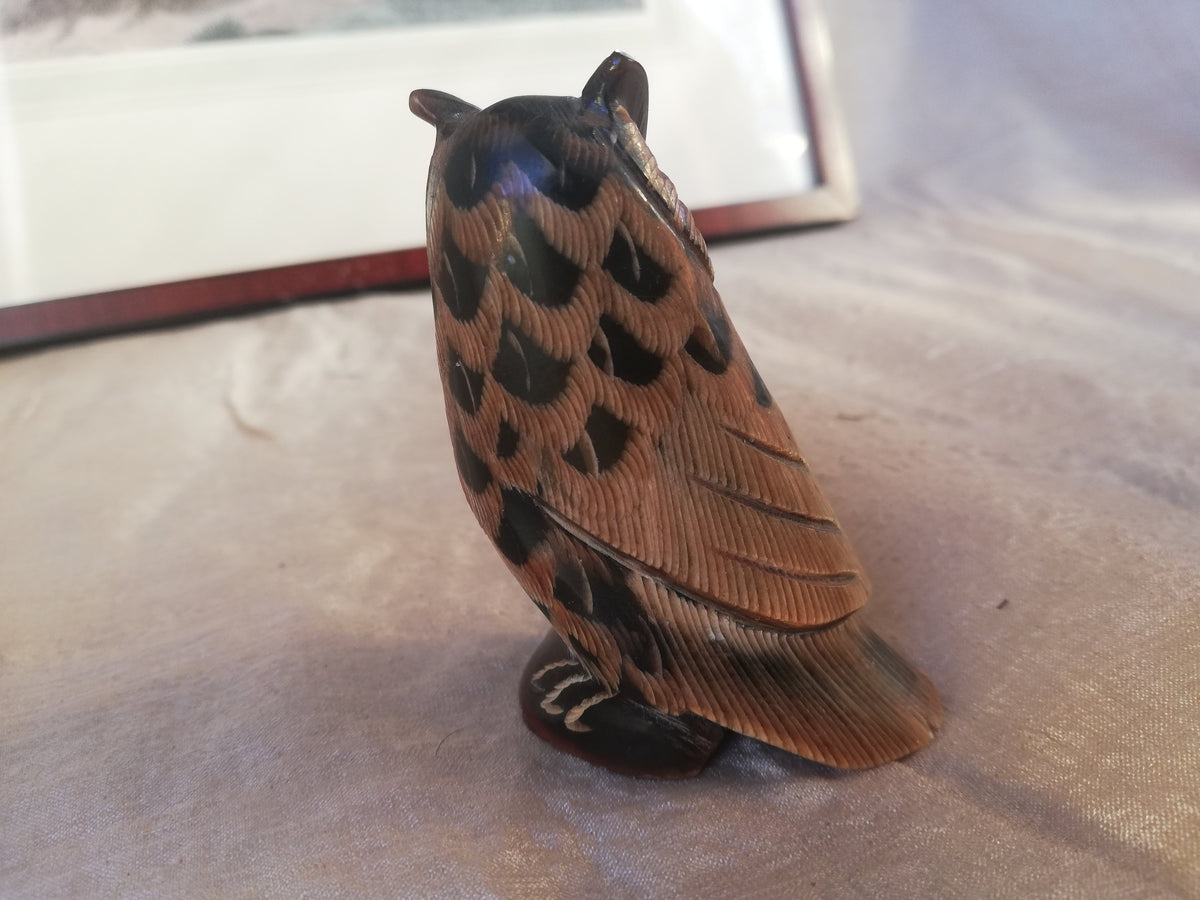 Seitenansicht der kleinen Eulenfigur aus Horn