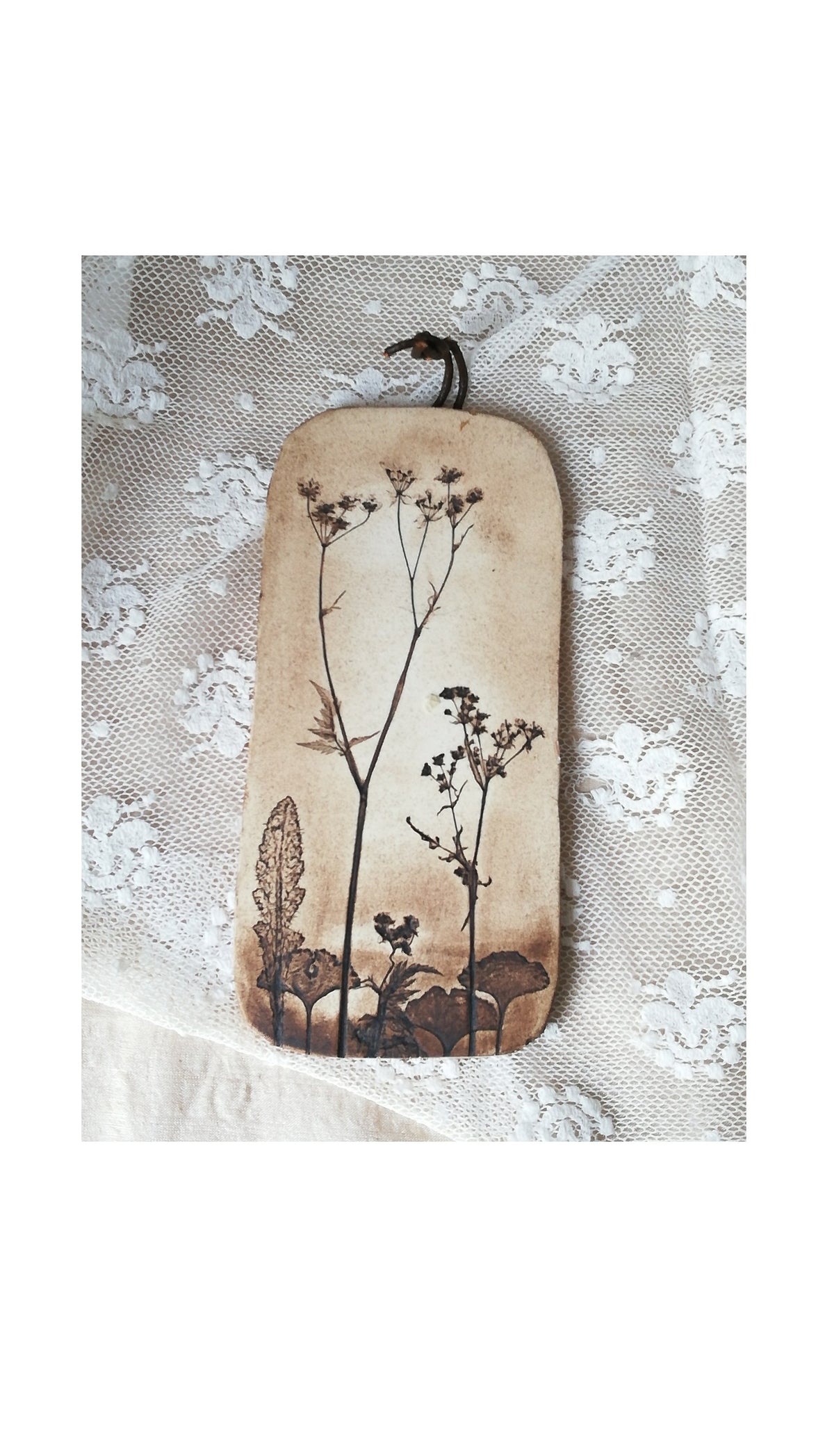 Kleine Vintage Keramiktafel mit eingeritzten Feldblumen und Lederschlaufe