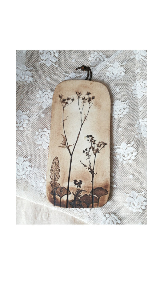 Kleine Vintage Keramiktafel mit eingeritzten Feldblumen und Lederschlaufe