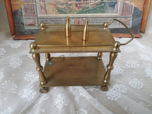 Vintage Messing-Servierwagen für die Puppenstube mit zwei Fläschchen, 1950er