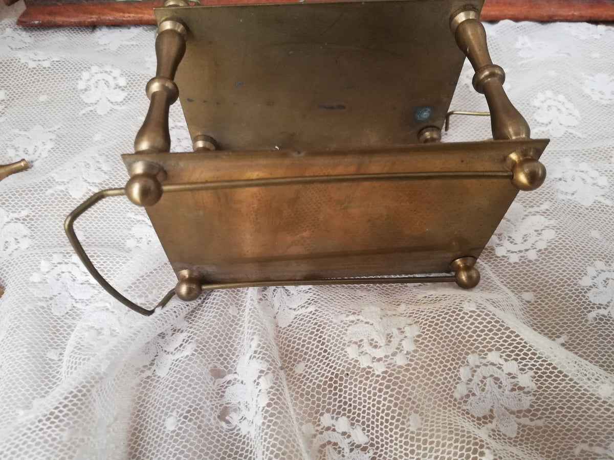 Servierwagen in einer Puppenstube arrangiert