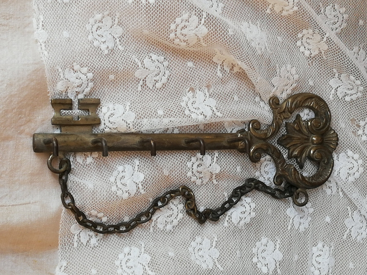 Schlüsselbrett an der Wand mit Schlüsseln