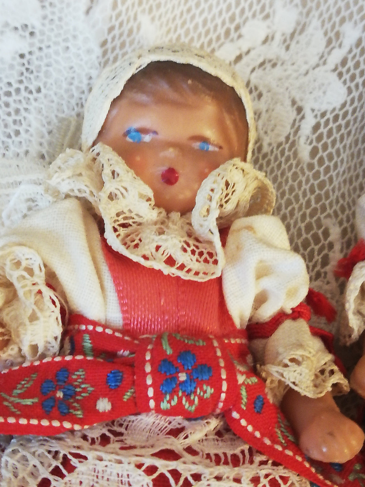 Trachtenpuppen Paar in einem Puppenhaus arrangiert