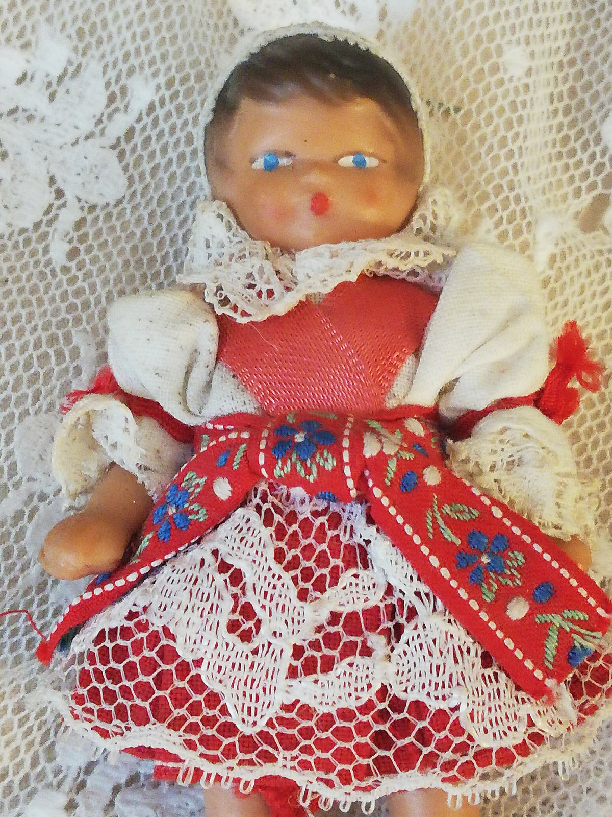 Mährische Volkstracht der Vintage Puppen als Vitrinendeko