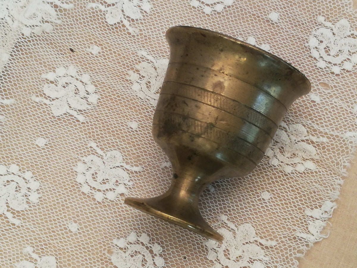 Seitenansicht der 6 cm hohen Messingschale