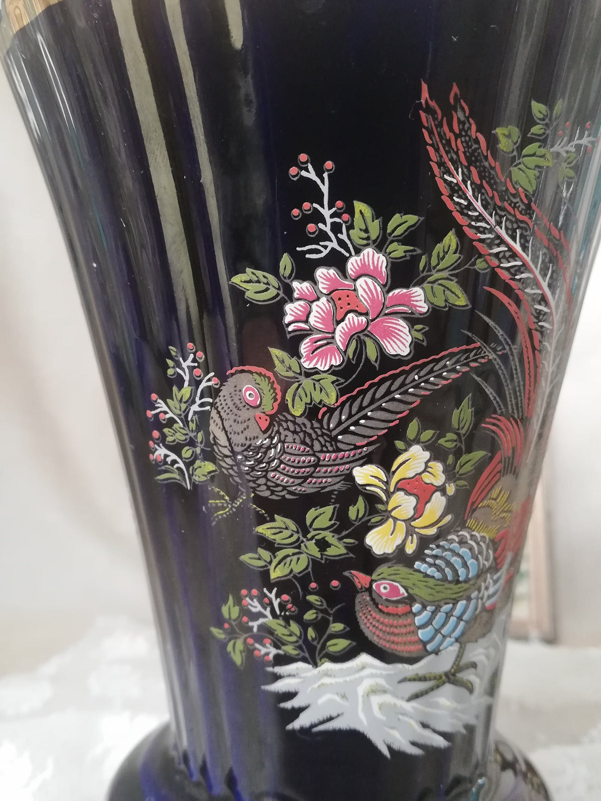 Vertikale Rippenmuster am Kelch der Vase