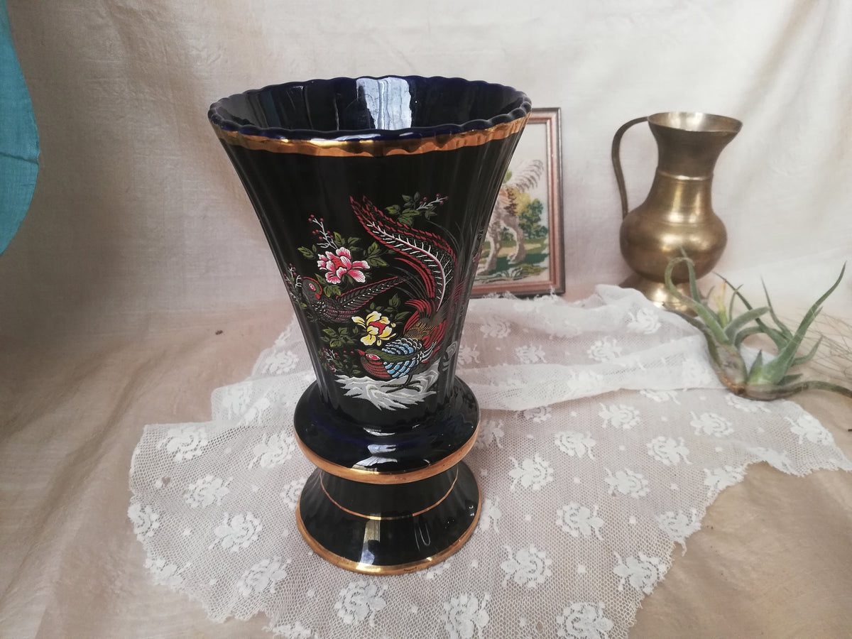 Blaue Porzellanvase mit Fasanen und Blumenmotiv – Gesamtansicht, Vintage Österreich 1980er