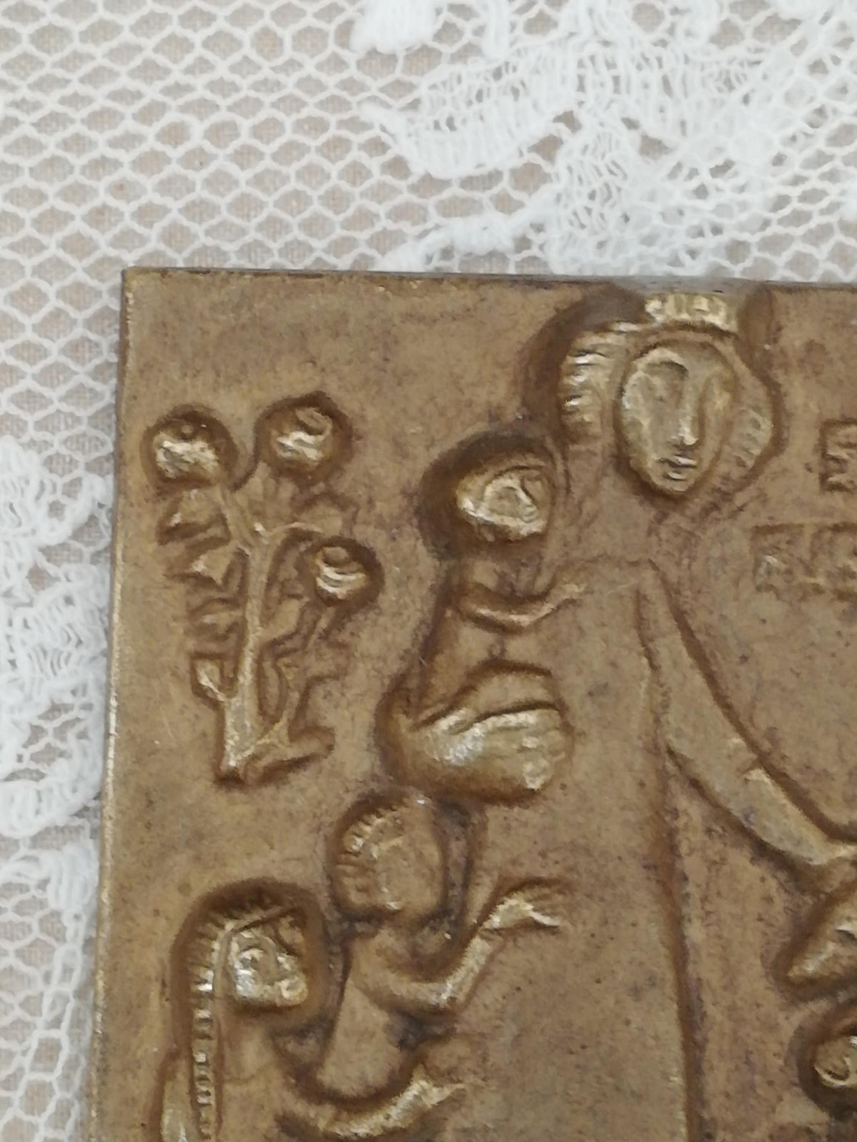 Heilige Elisabeth mit Kind auf dem Arm im Detail