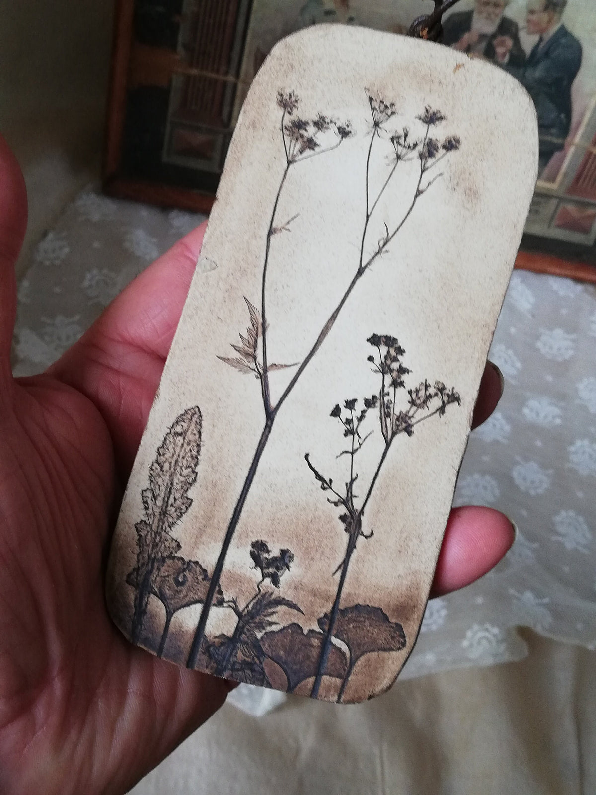 Keramiktafel 13,5 cm an der Wand hängend