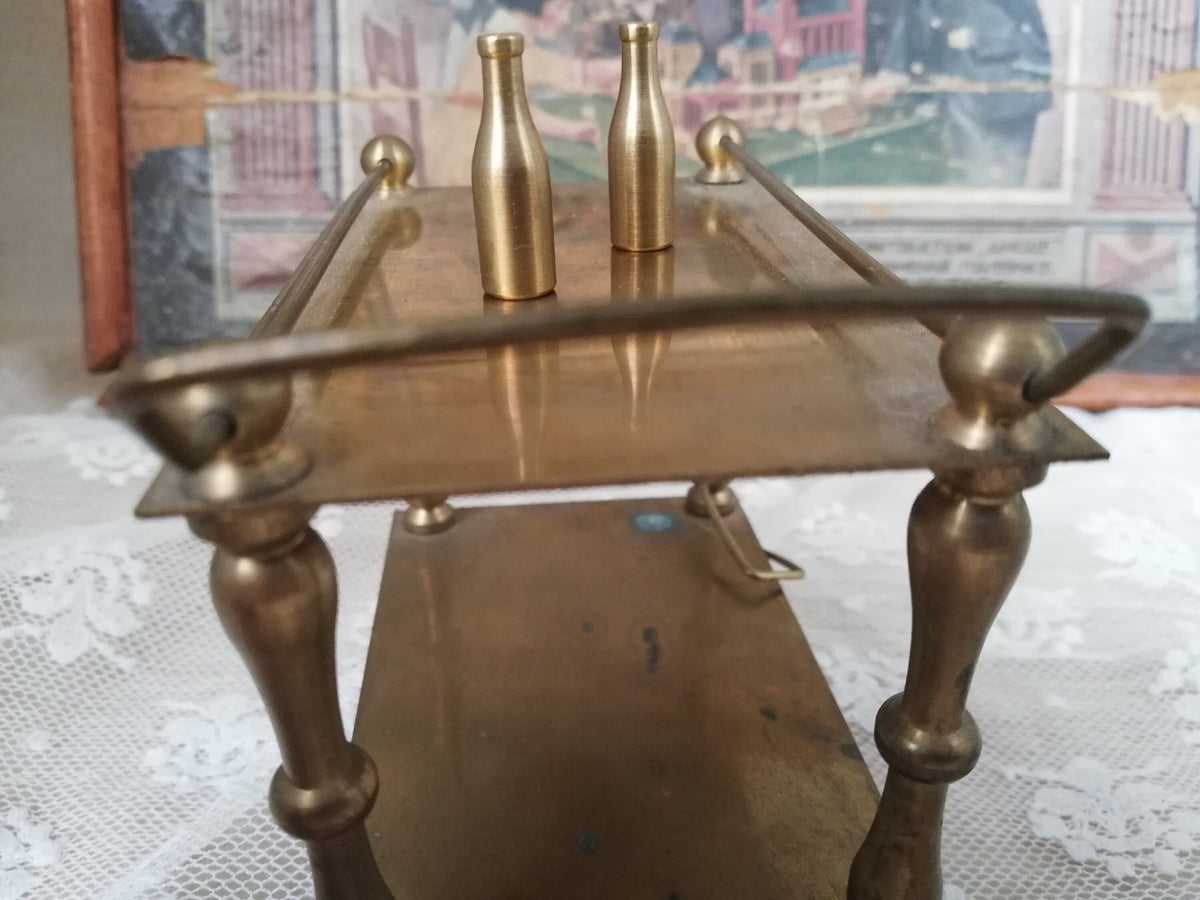 Drehbare Räder des Servierwagens