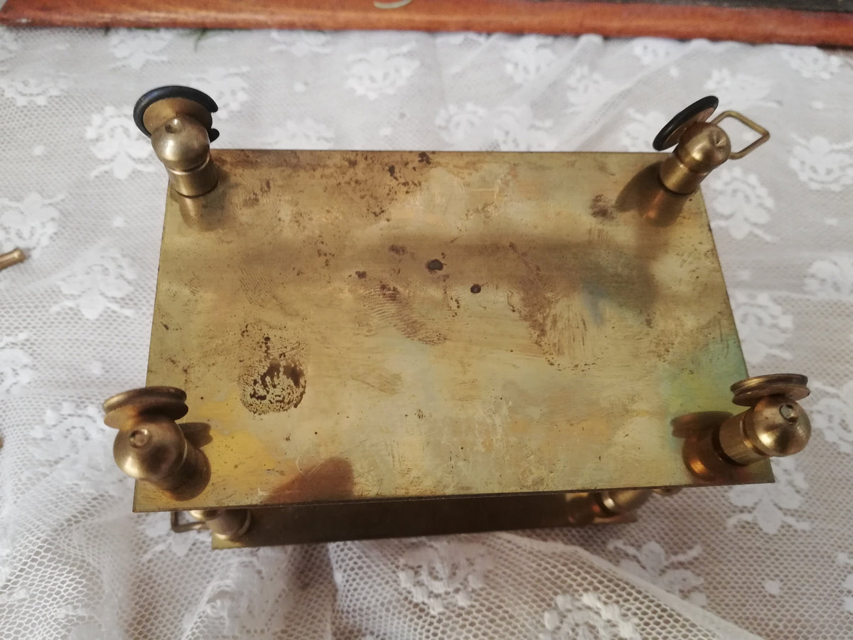 Beginnende Patina auf dem Messing