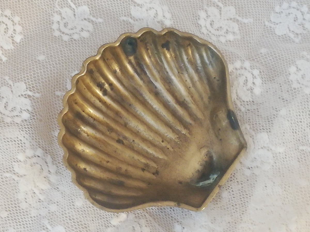 Seitenansicht der flachen Messing-Muschelschale, Höhe 1,8 cm