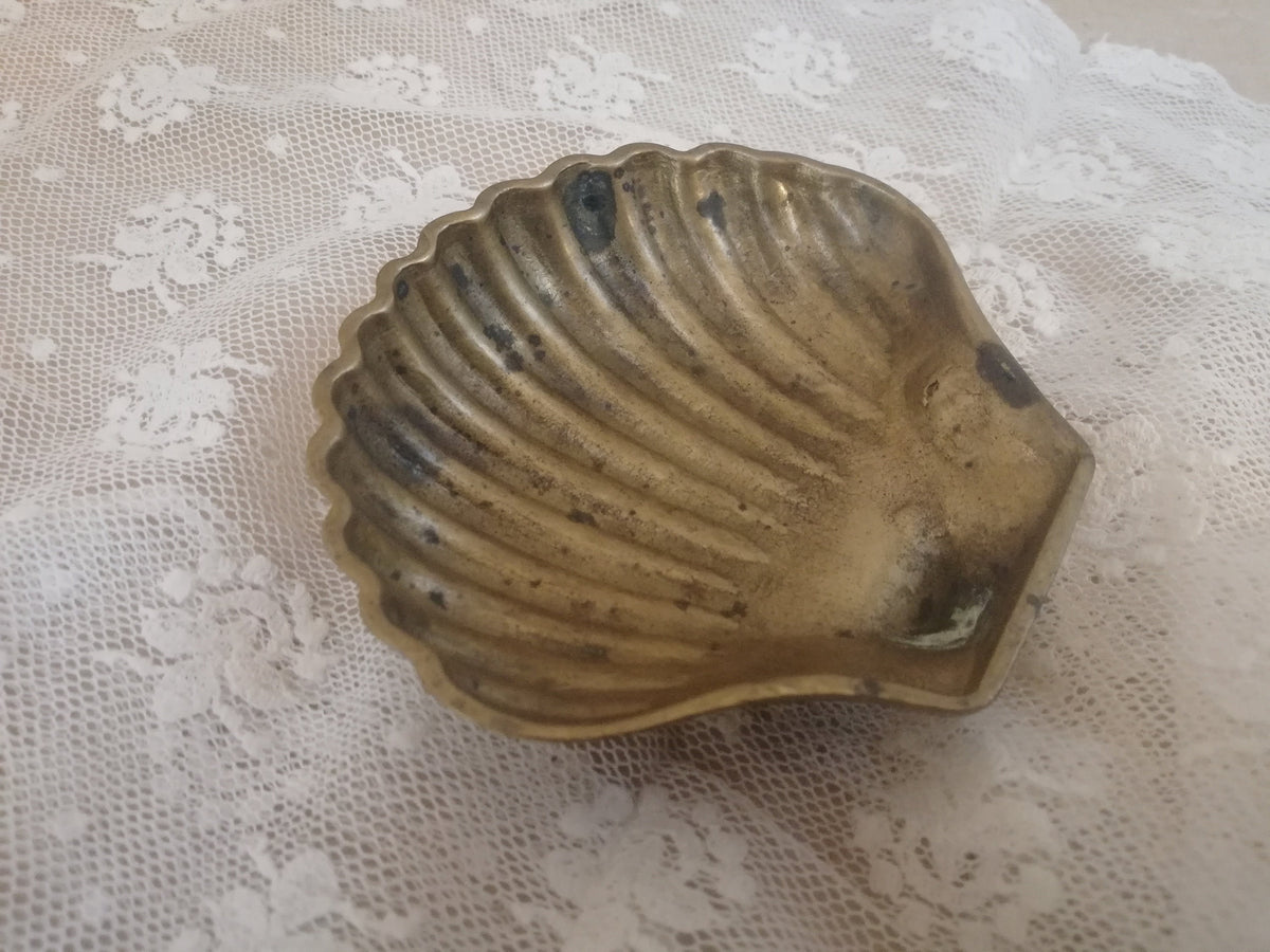 Natürliche Patina auf der Messingmuschel, Nahaufnahme