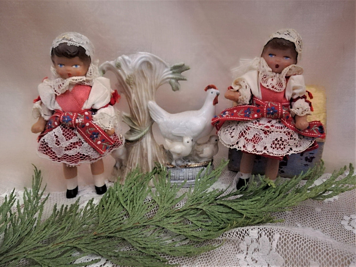 Zwei Vintage Trachtenpuppen in mährischer Tracht mit Spitzenhäubchen, 1950er