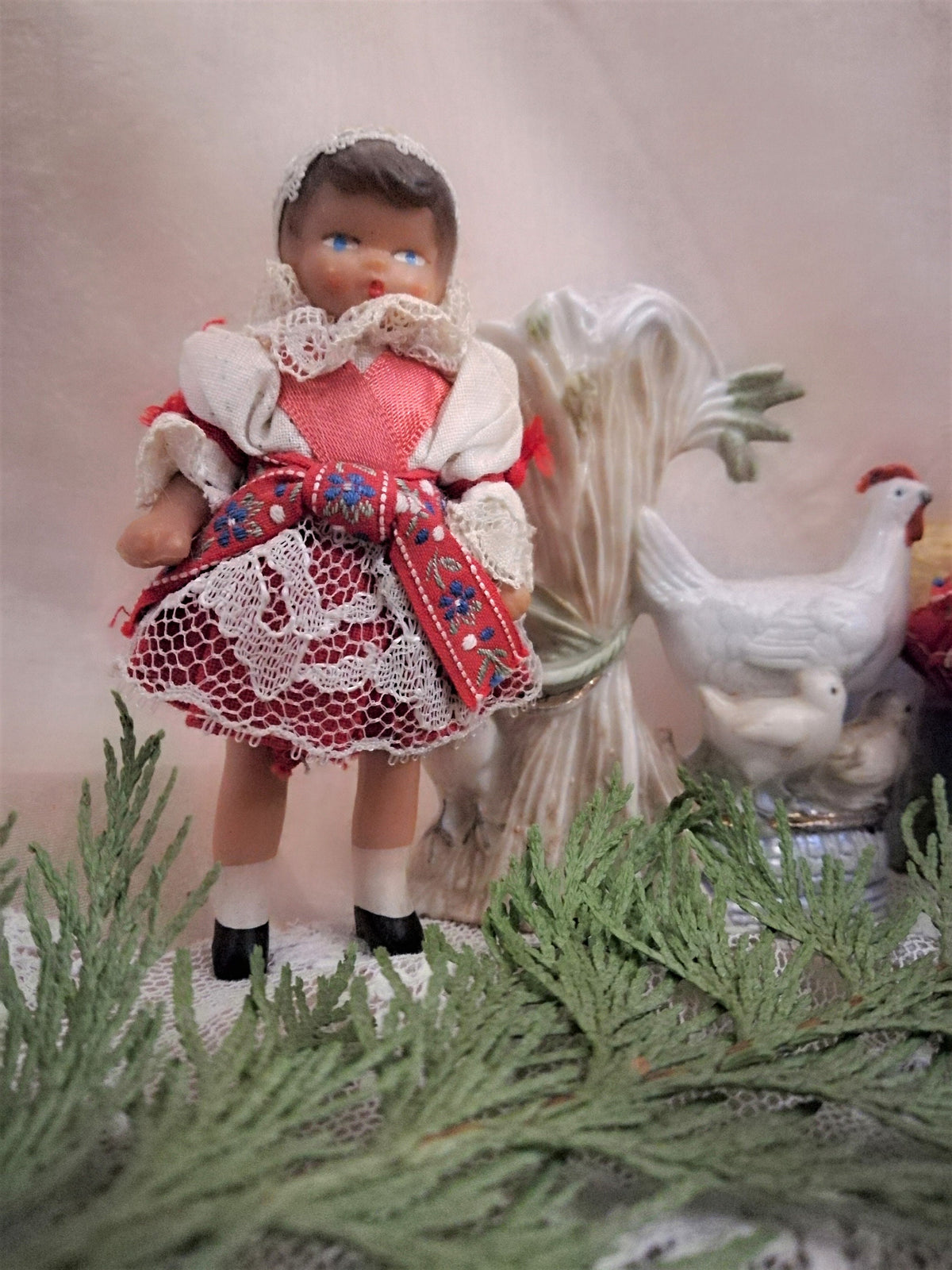 Mährische Trachtenpuppe mit Spitze und bunter Tracht, Vorderansicht