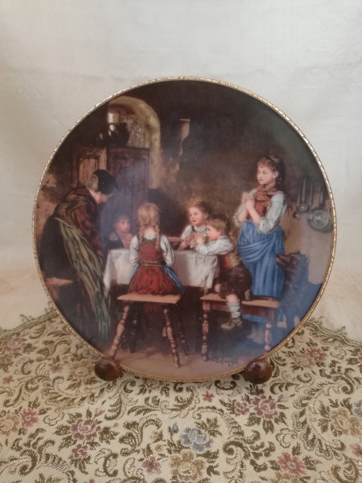 Gesichter der Familie auf dem Porzellanteller, Nahaufnahme