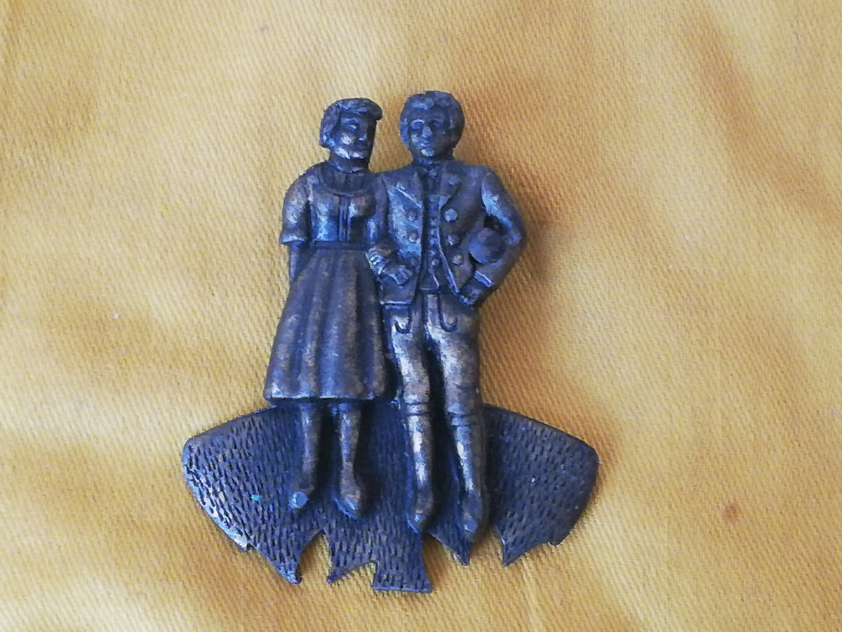 Trachten-Anstecker aus Messing, Paar in Tiroler Tracht – Gesamtansicht, 1950er