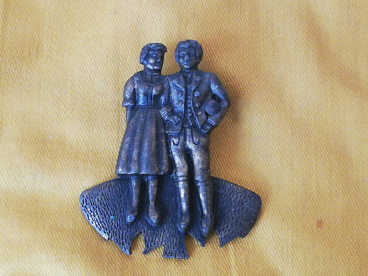 Trachten-Anstecker aus Messing, Paar in Tiroler Tracht – Gesamtansicht, 1950er