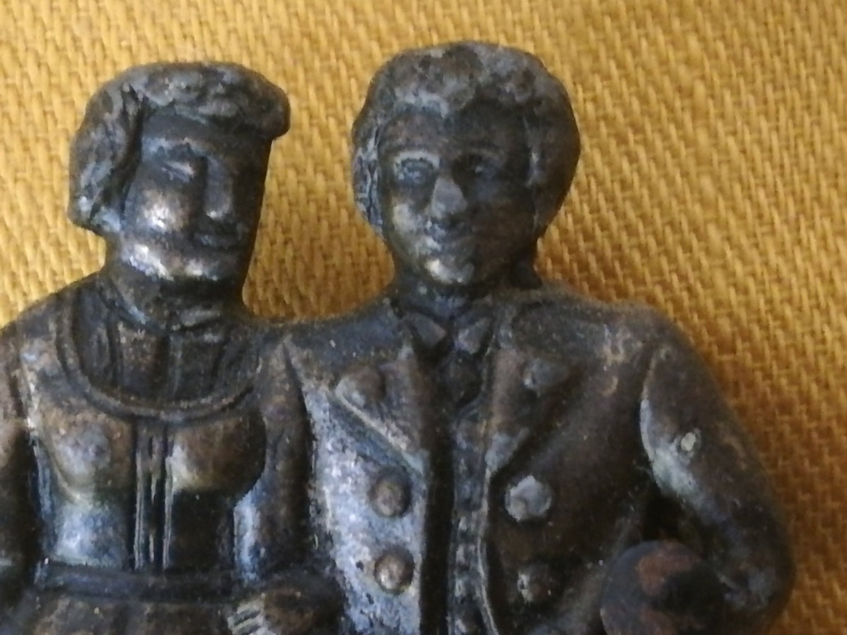Patina auf dem Messing des Trachtenpaares