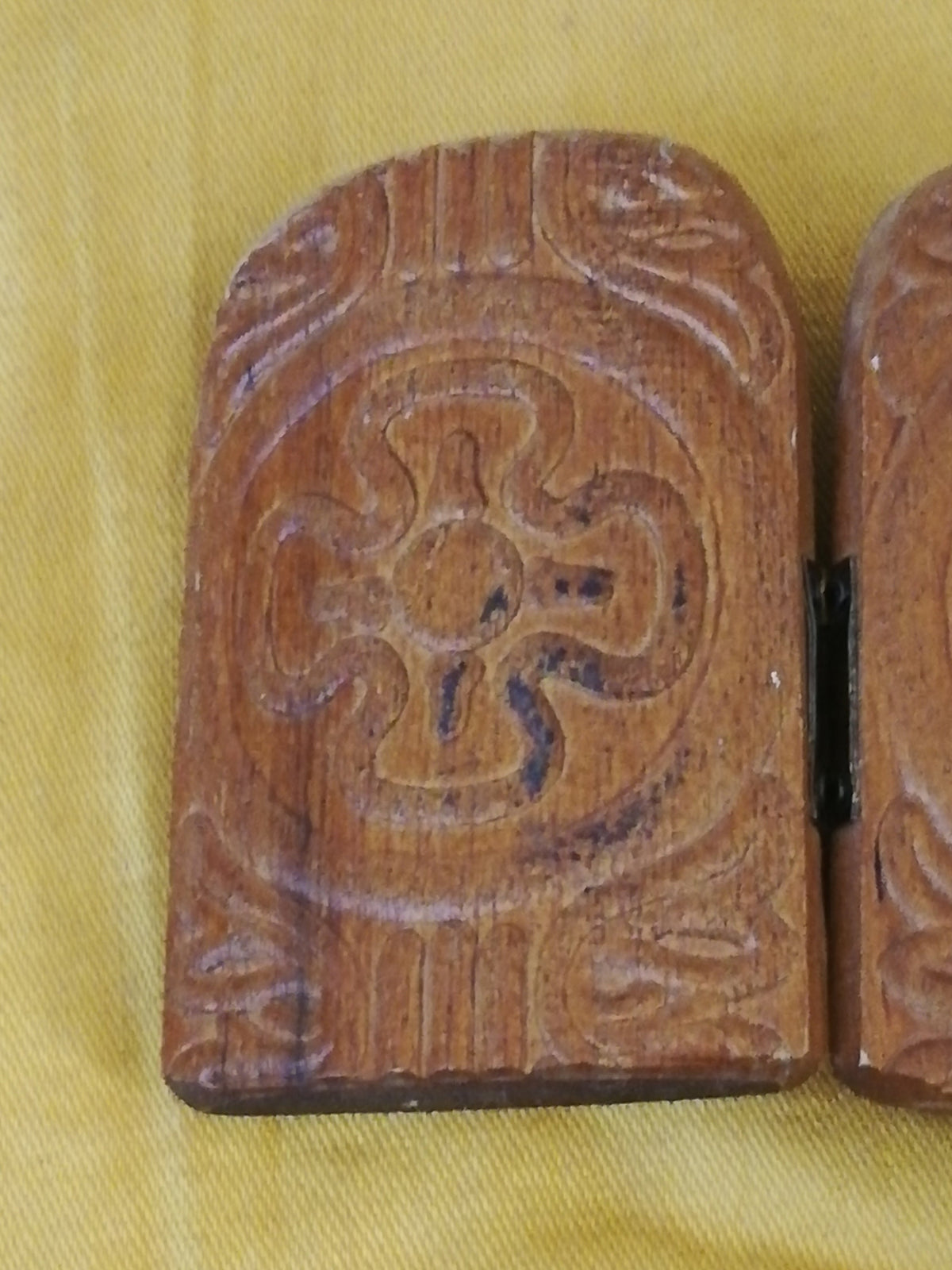 Geschlossenes Diptychon von außen