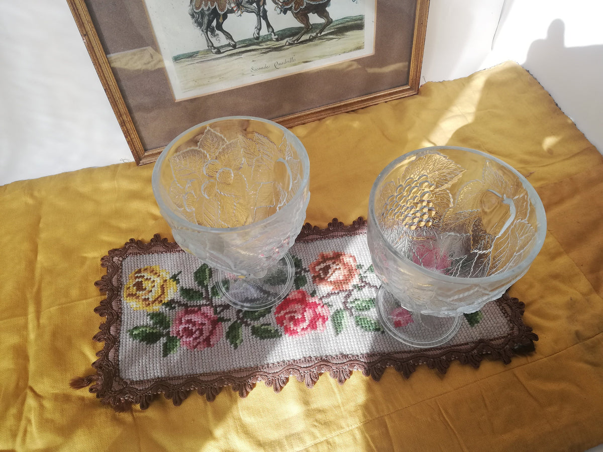Erdbeer-Dekor auf dem ersten Glas im Detail