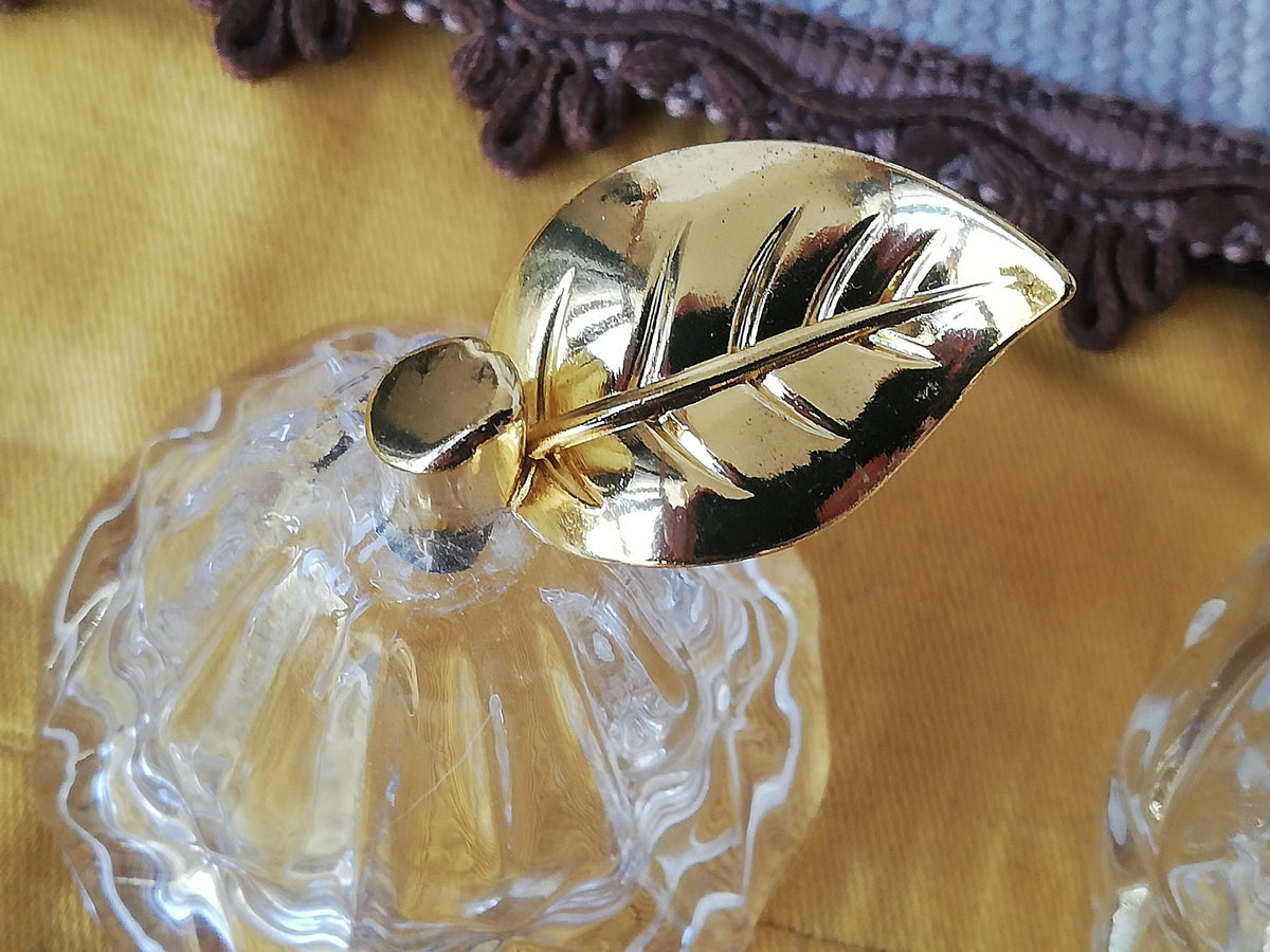 Glasflakon mit abgenommenem Deckel, Öffnung von oben