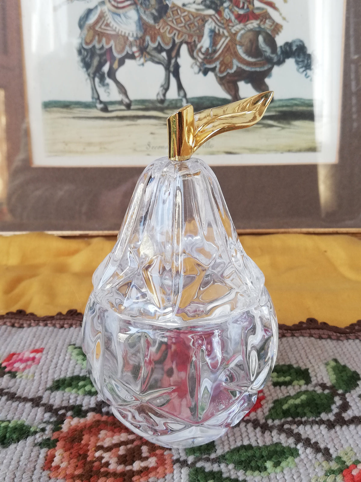 Glas-Bonbonniere 11 cm in Seitenansicht mit Lichtreflexen