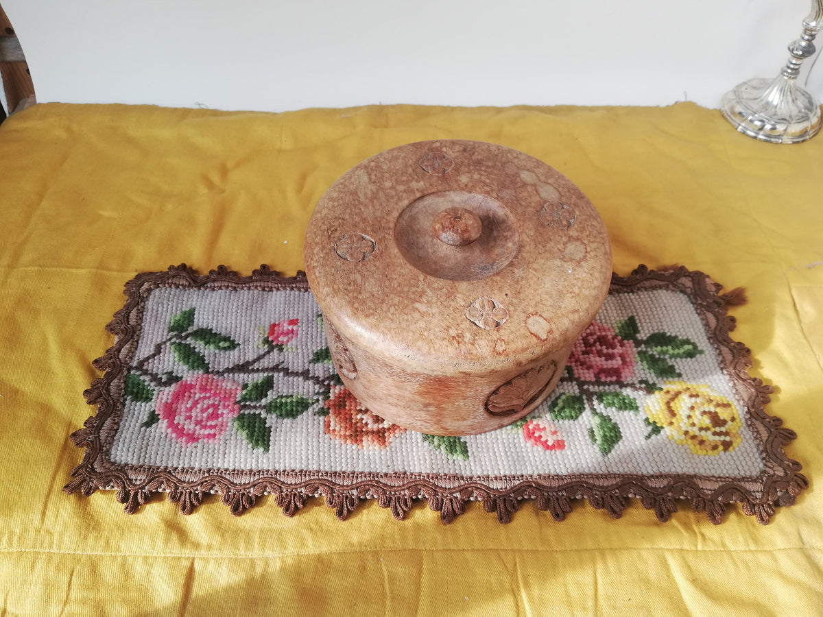 Geschnitzte Blume wie ein vierblättriges Kleeblatt auf dem Deckel