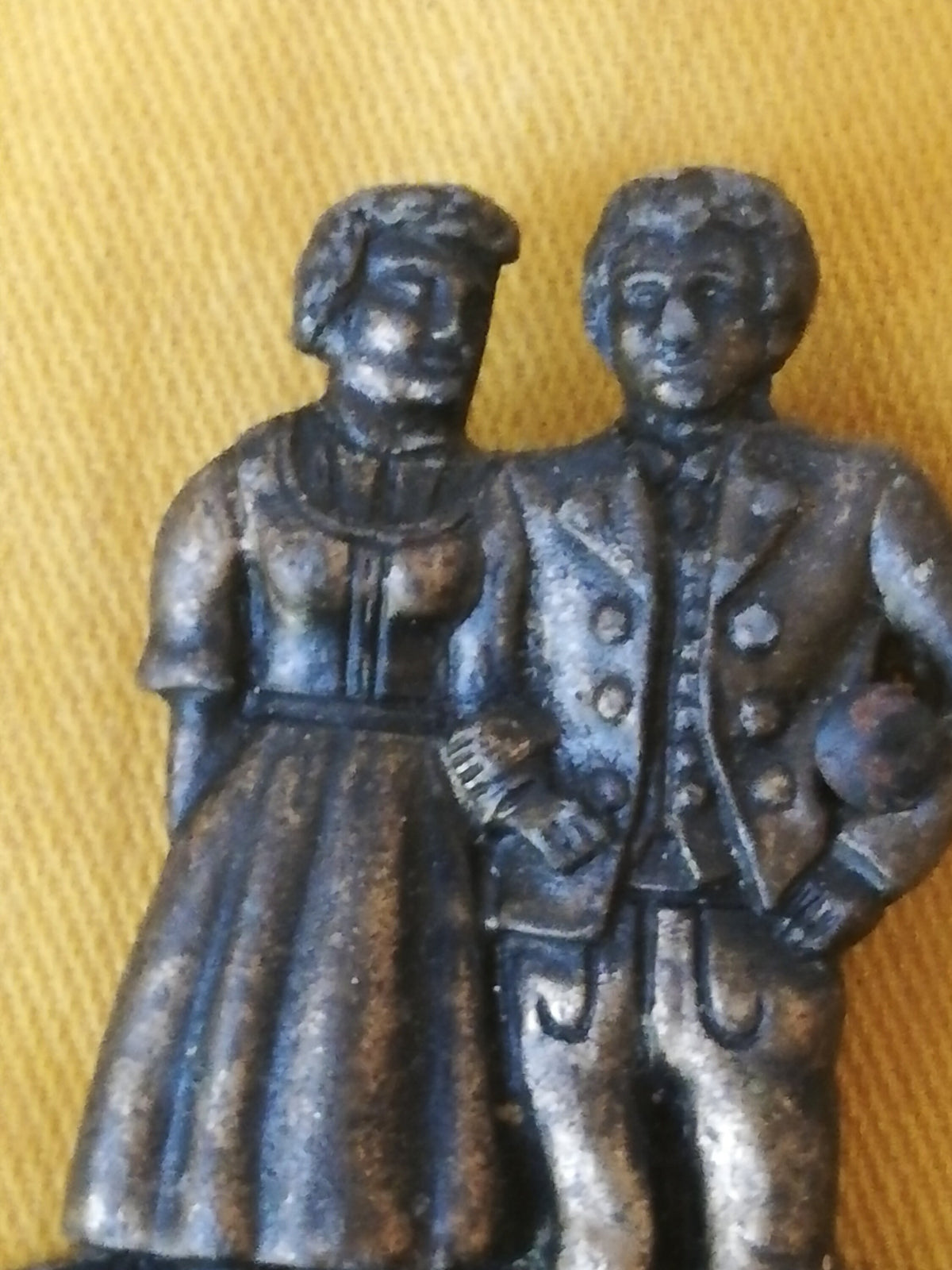 Detail des Mannes in Lederhose und Wolljacke