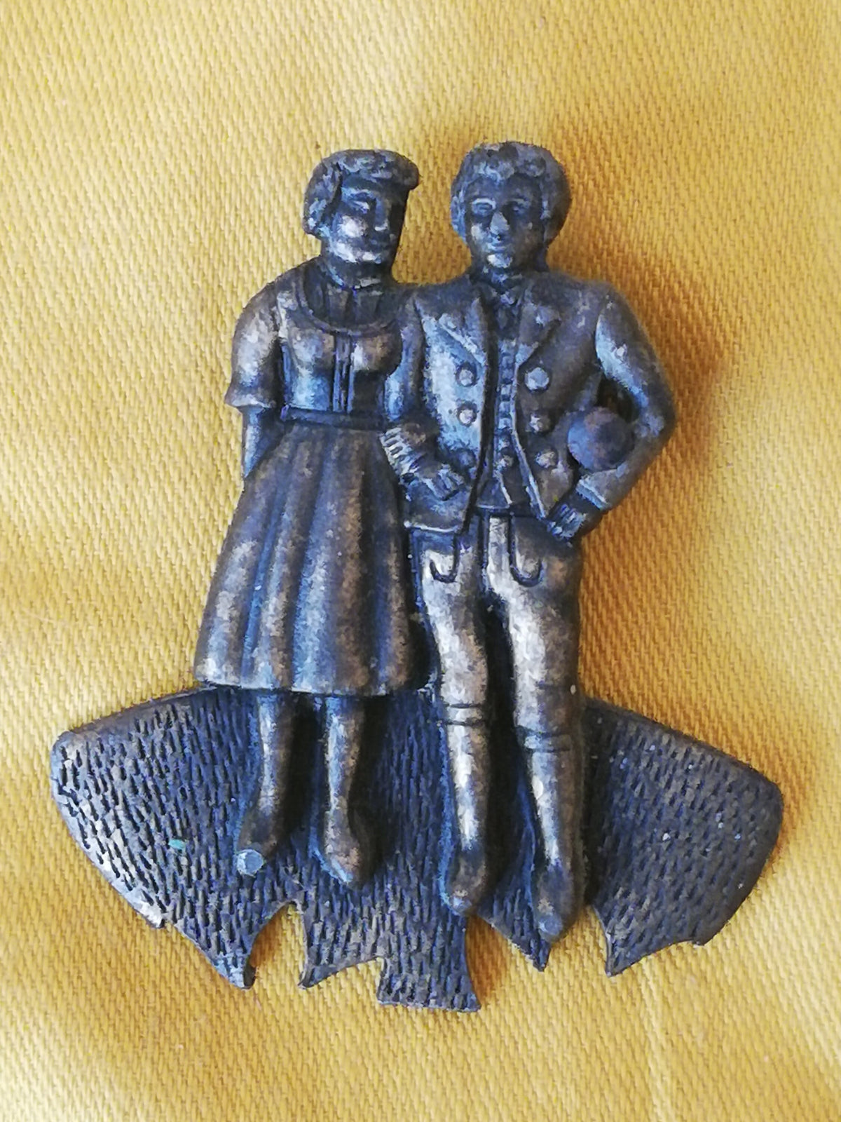 Nahaufnahme der Frau im Dirndl mit Schürze